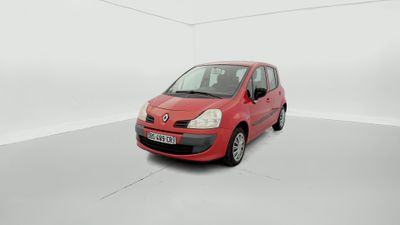 La petite voiture rouge est garée dans une pièce blanche.