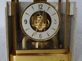 une horloge en or posée sur une table