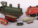plusieurs types de petits trains sur une surface blanche