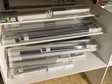 beaucoup d'appareils électroniques sur les rayons du magasin