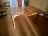 une table en bois avec deux chaises dans un coin de la pièce