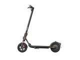 gros plan d'un scooter sur fond blanc