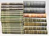 plusieurs vieux livres empilés sur une surface blanche