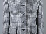 une veste à carreaux noirs et blancs sur un mannequin, un mannequin, un mannequin, un mannequin, un mannequin, un mannequin, un mannequin, un mannequin, un mannequin