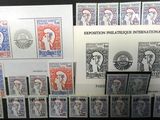 les timbres sont tous de couleurs et de tailles différentes sur la même feuille