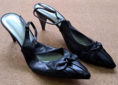 54 / Paire de chaussures à talons - SAN MARINA - Point…