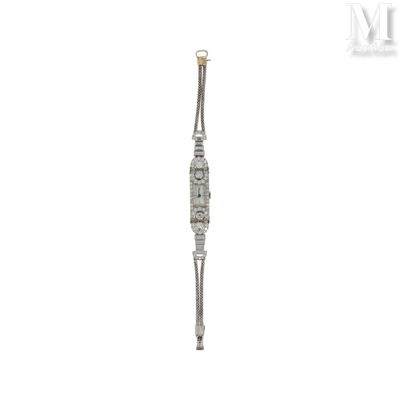 une cuillère en argent avec un manche, sur fond blanc