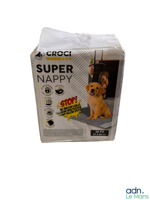 une boîte de papier toilette sur laquelle est assis un chien