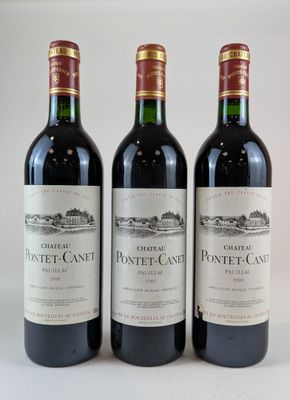 trois bouteilles de vin rouge posées sur une table blanche