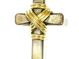 une image représentant une croix réalisée à partir de fils d'or et d'argent
