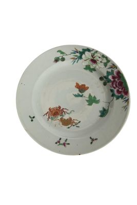 une assiette blanche avec un motif floral