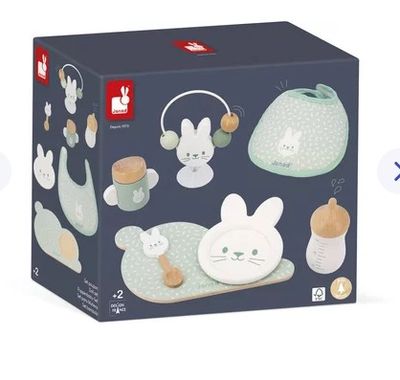 une boîte sur laquelle figure l'image d'un chat et d'autres objets