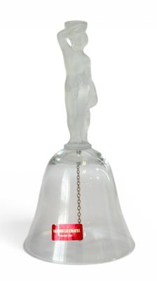 une cloche en verre surmontée d'une statue