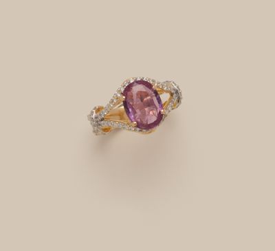 une bague en saphir rose et diamant