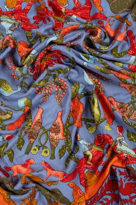 un gros plan sur un tissu à motifs floraux bleus et orange