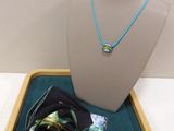 un collier et une écharpe posés sur un plateau posé sur une table