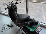 un scooter garé devant une fenêtre