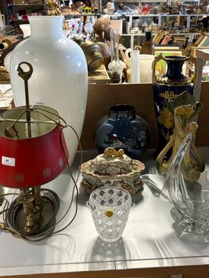 de nombreux vases et autres objets en verre posés sur une table