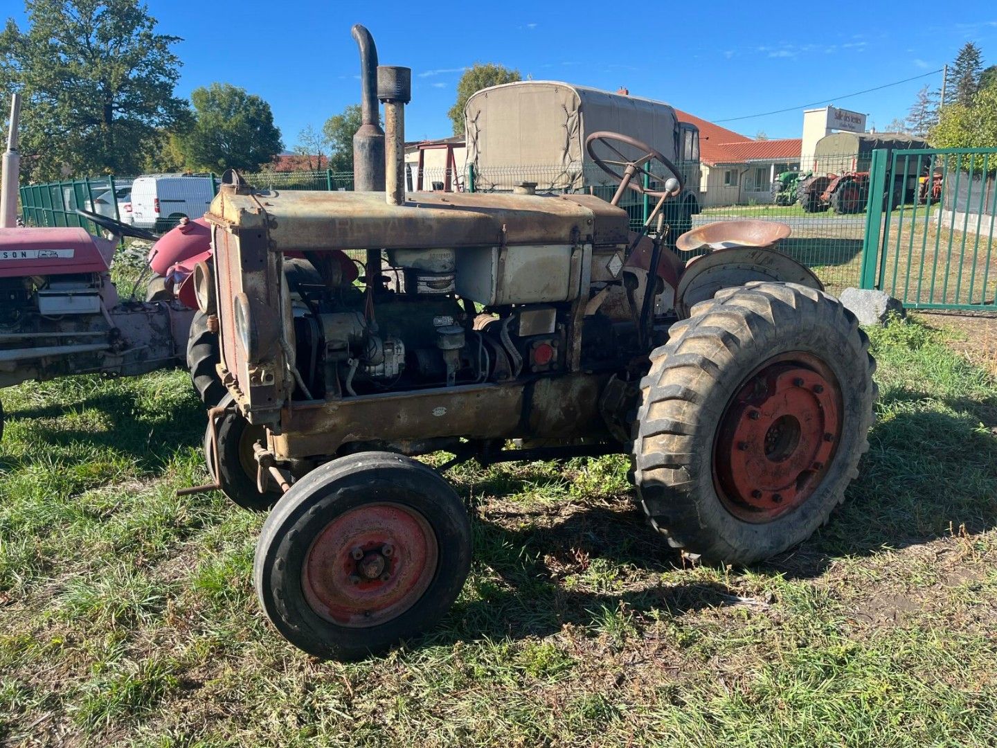 Tracteur agricole RENAULT 304 E.