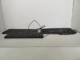 un clavier noir et une souris posés sur une table blanche