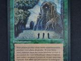 le verso d'une carte sur laquelle figure l'image d'un homme debout devant un arbre