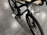 un vélo posé par terre dans un magasin