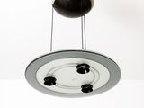 une lampe suspendue au plafond de la pièce