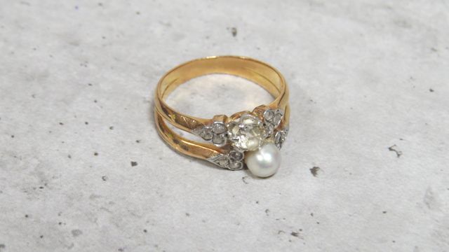 Bague toi et moi à décor d’une perle et d’un petit diamant en or ...