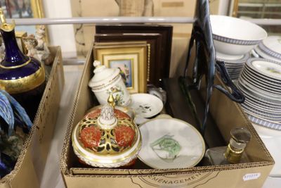 une boîte remplie d'assiettes et de vases posée sur une table