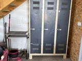 une voiture rouge garée dans un garage, à côté d'un escalier