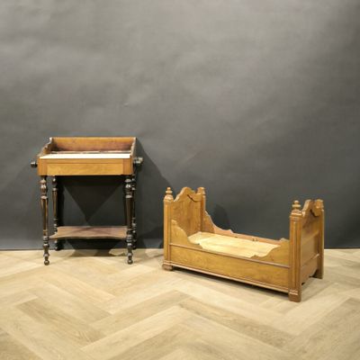 une paire de lits anciens en bois, placés dans un coin de la pièce