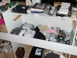 un bureau blanc sur lequel se trouvent de nombreux objets
