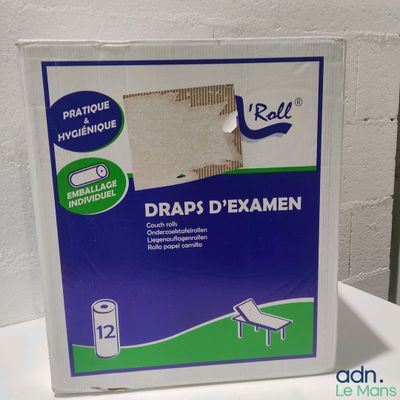 une boîte de rouleaux de papier toilette posée sur une table