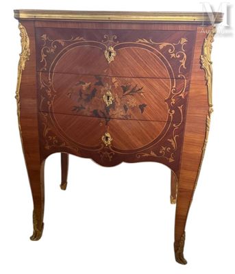 une image représentant une commode en bois ornée d'un motif floral