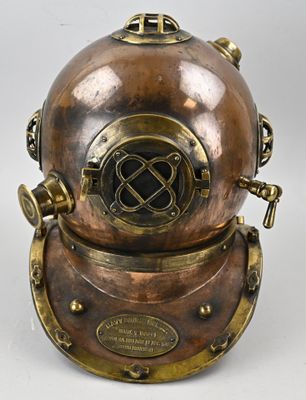 un gros plan d'un casque de plongée en laiton sur fond blanc