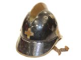 un casque orné d'une croix, posé sur une table