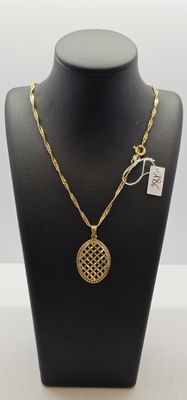 un collier en or avec un pendentif « fleur de vie » sur un mannequin