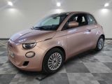 La Smart rose est garée dans le showroom.