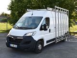 un camion blanc garé dans un parking