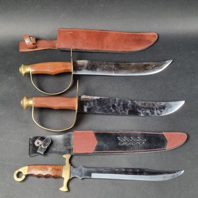 five different types of knives are lined up on a table