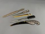 plusieurs types de couteaux différents posés sur une table