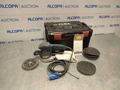 Un assortiment d'outils est posé sur une table devant un mur.
