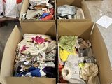 des cartons de vêtements posés sur une palette dans un entrepôt