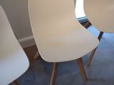 trois chaises blanches dans un coin de la pièce