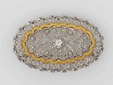 une broche ancienne en argent et or, ornée d'un diamant au centre