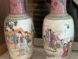 deux vases posés sur le rebord d'une fenêtre, devant celle-ci