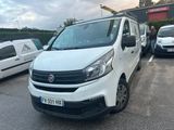 une camionnette blanche garée dans un parking
