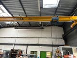 une grue suspendue au plafond d'un entrepôt