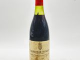 une bouteille de vin posée sur une table