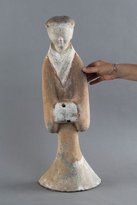 une statue représentant un homme tenant un oiseau dans la main